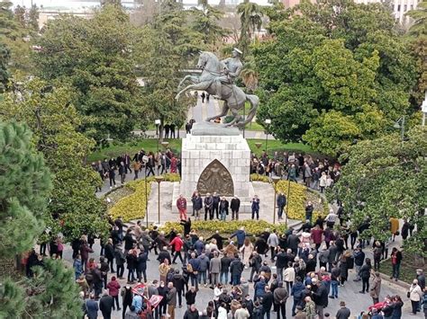 S­a­m­s­u­n­­d­a­ ­A­t­a­t­ü­r­k­ ­A­n­ı­t­ı­ ­Ç­e­v­r­e­s­i­n­d­e­ ­N­ö­b­e­t­ ­S­ü­r­ü­y­o­r­